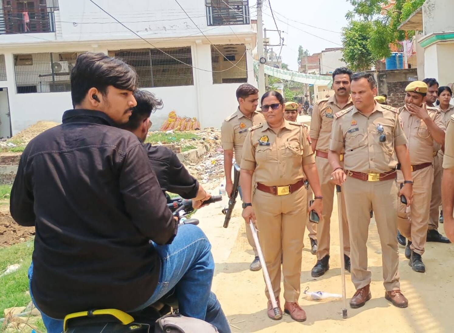 गोंडा देहाती में कासिमाबाद सीओ अनुभव राजर्षि के साथ मौजूद विभिन्न थानों की पुलिस। संवाद
