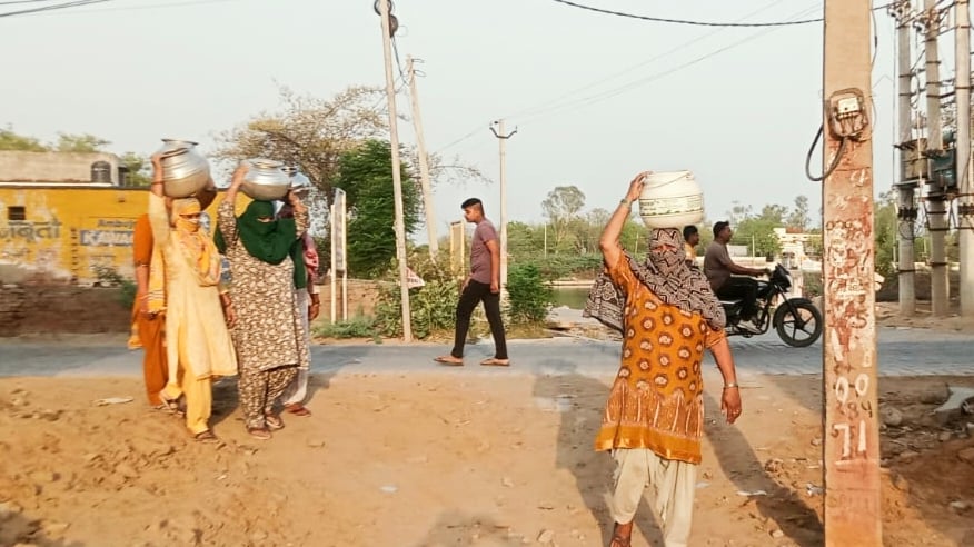 गोहाना के गांव कथूरा में नहरी पानी ना आने के चलते जलघर के सूखे पड़े तालाब। संवाद गोहाना के गांव कथूरा में नहरी पानी ना आने के चलते जलघर के सूखे पड़े तालाब। संवाद