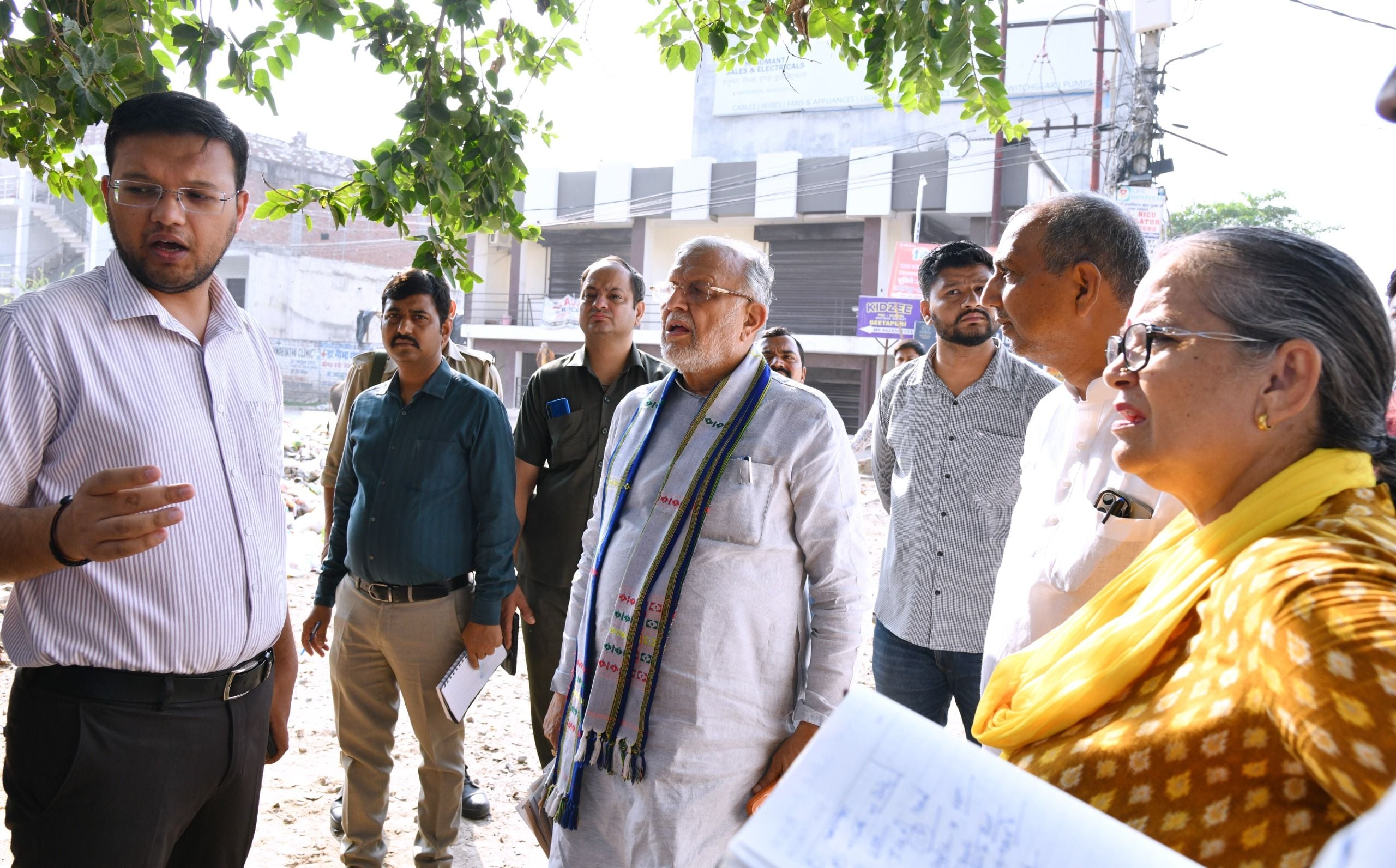 गंदगी पर प्रभामी मंत्री हुए नाराज। गोमतीनगर से हटाया गया अतिक्रमण।