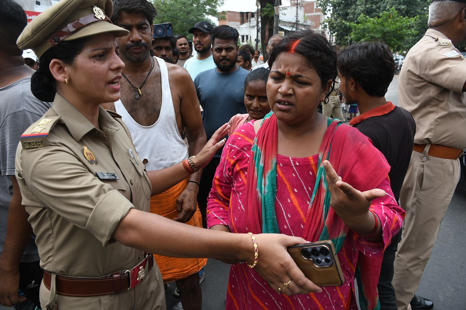 गंदगी पर प्रभामी मंत्री हुए नाराज। गोमतीनगर से हटाया गया अतिक्रमण।