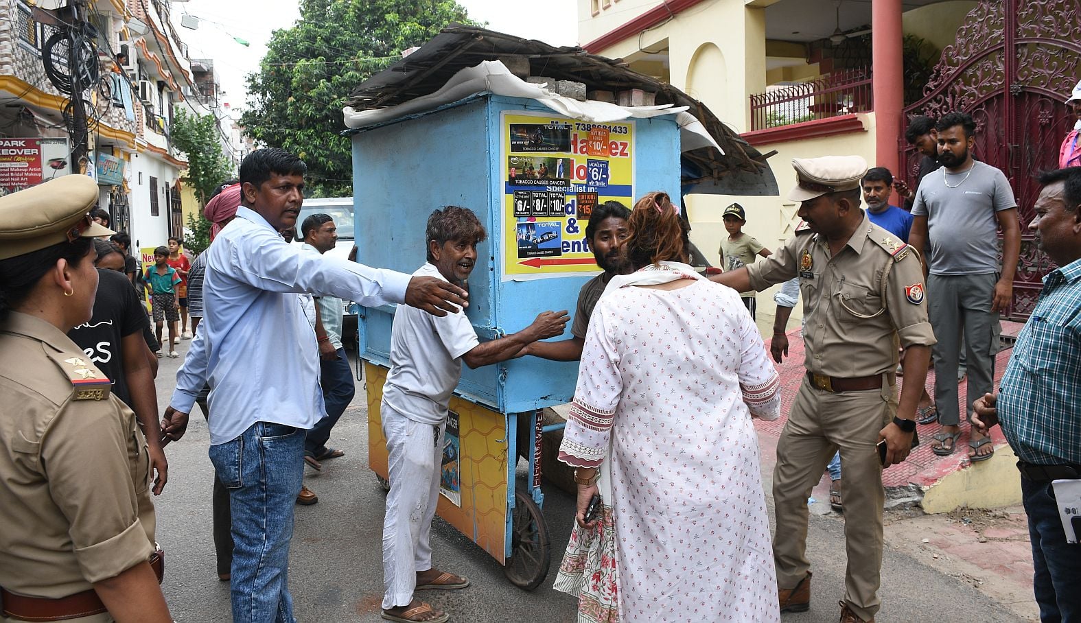 गंदगी पर प्रभामी मंत्री हुए नाराज। गोमतीनगर से हटाया गया अतिक्रमण।