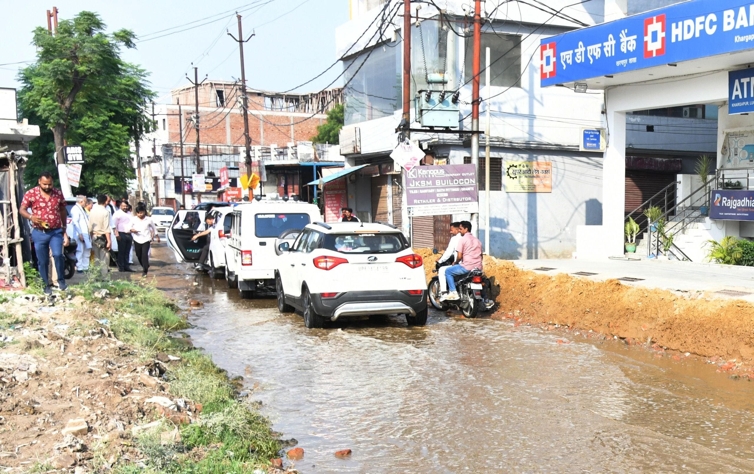 गंदगी पर प्रभामी मंत्री हुए नाराज। गोमतीनगर से हटाया गया अतिक्रमण।