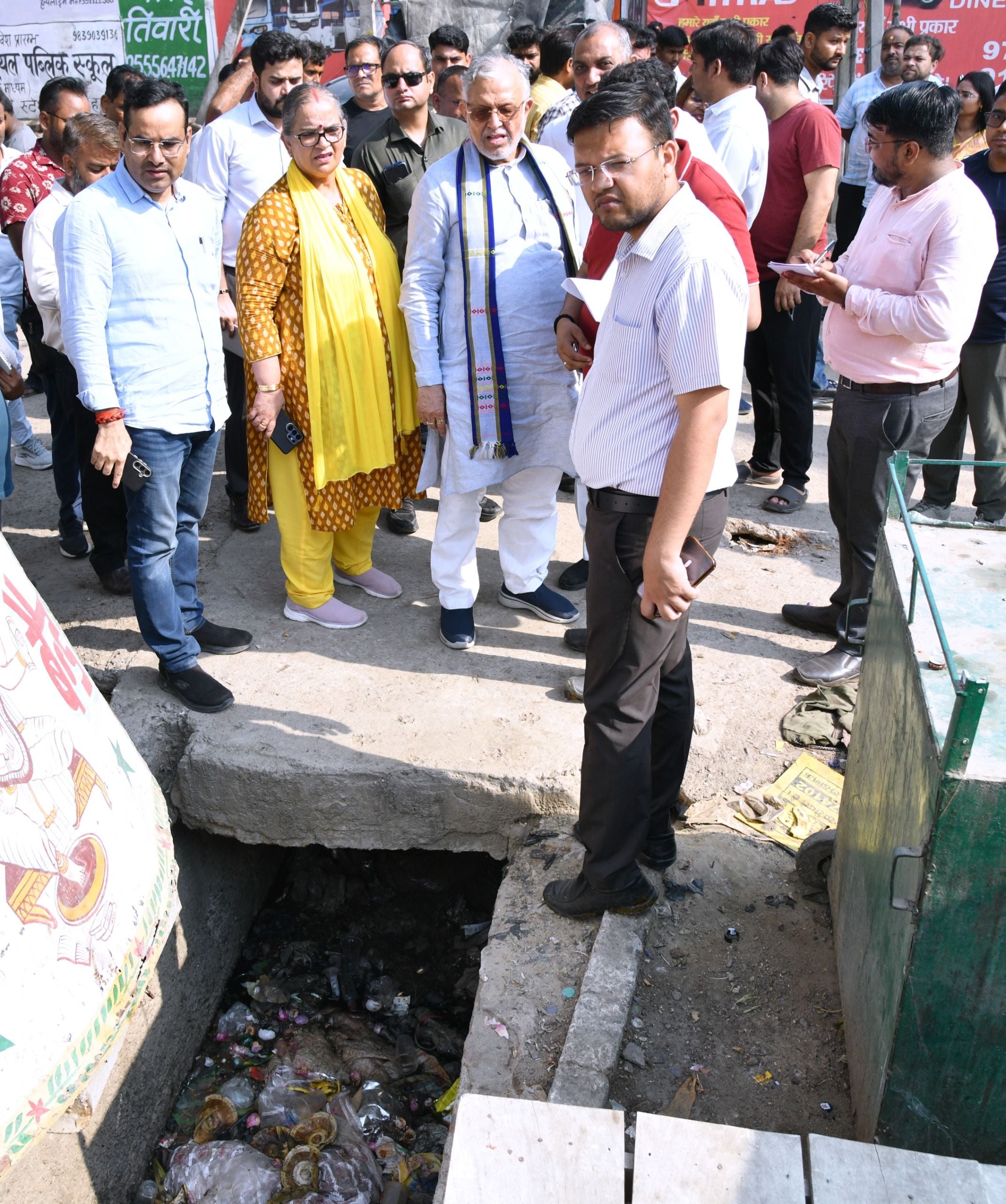 गंदगी पर प्रभामी मंत्री हुए नाराज। गोमतीनगर से हटाया गया अतिक्रमण।