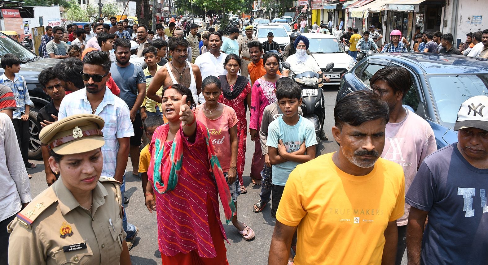 गंदगी पर प्रभामी मंत्री हुए नाराज। गोमतीनगर से हटाया गया अतिक्रमण।