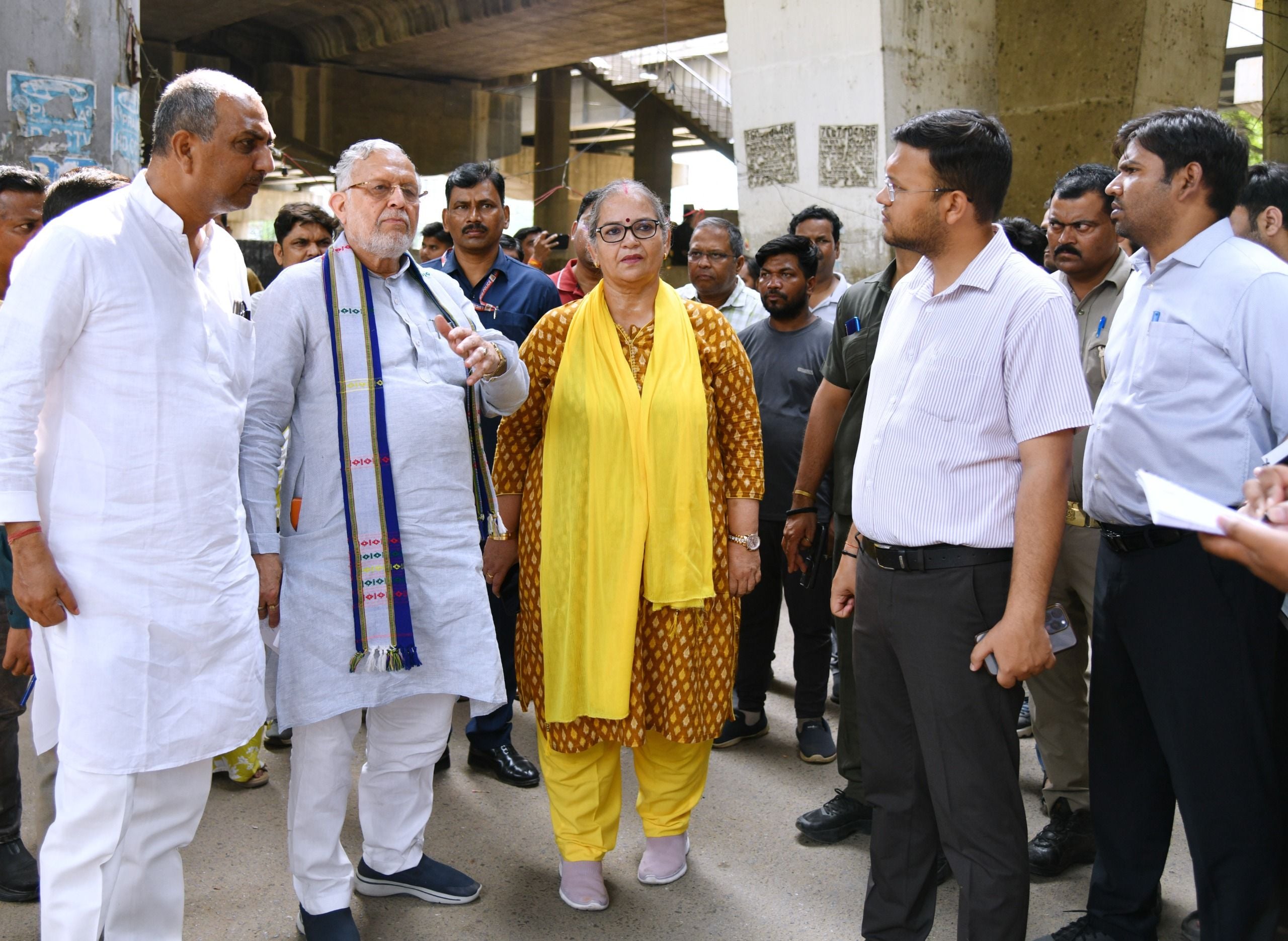 गंदगी पर प्रभामी मंत्री हुए नाराज। गोमतीनगर से हटाया गया अतिक्रमण।