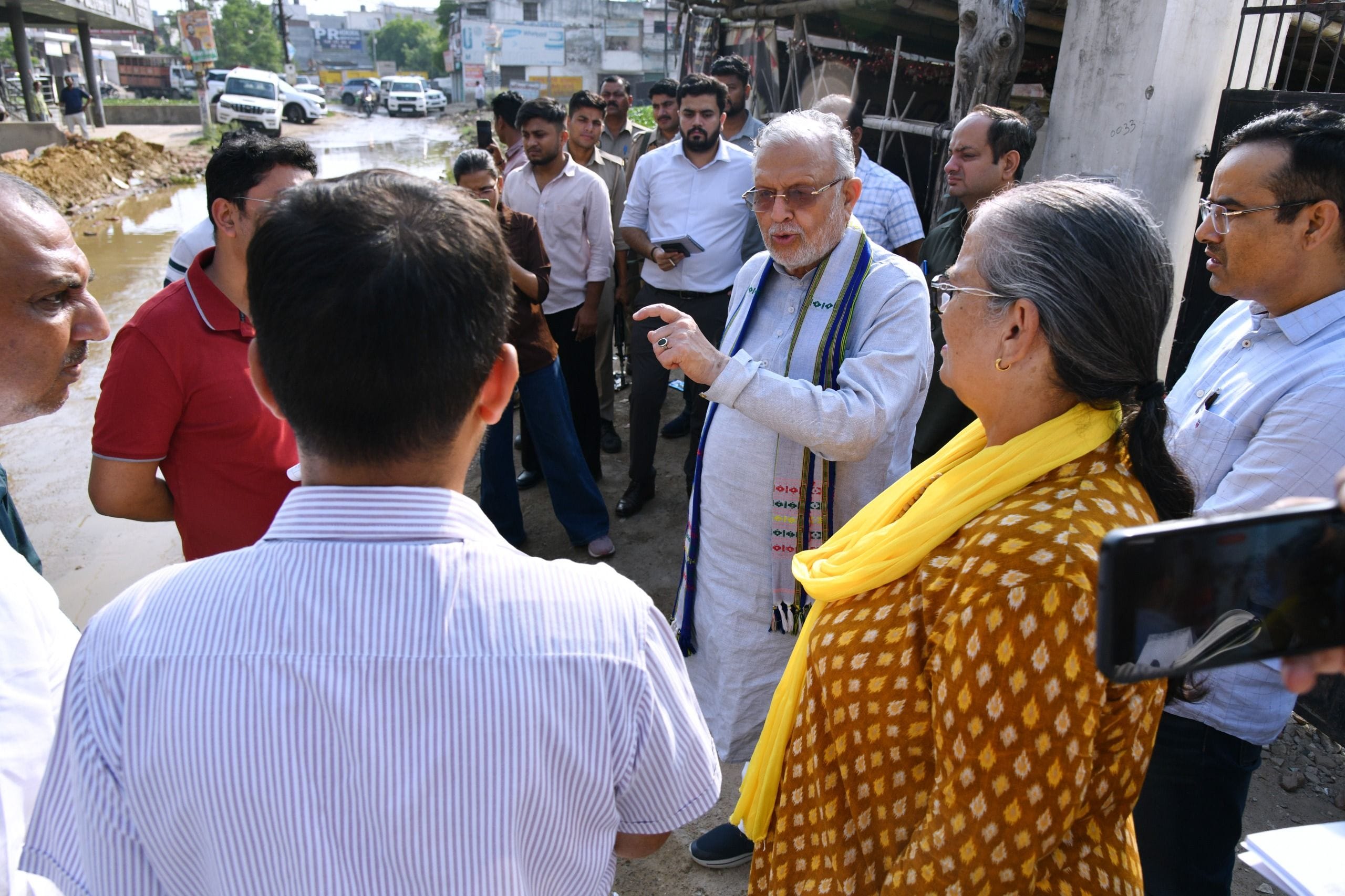 गंदगी पर प्रभामी मंत्री हुए नाराज। गोमतीनगर से हटाया गया अतिक्रमण।