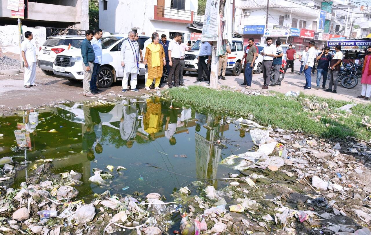 गंदगी पर प्रभामी मंत्री हुए नाराज। गोमतीनगर से हटाया गया अतिक्रमण।
