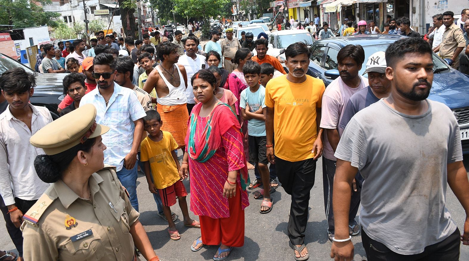 गंदगी पर प्रभामी मंत्री हुए नाराज। गोमतीनगर से हटाया गया अतिक्रमण।