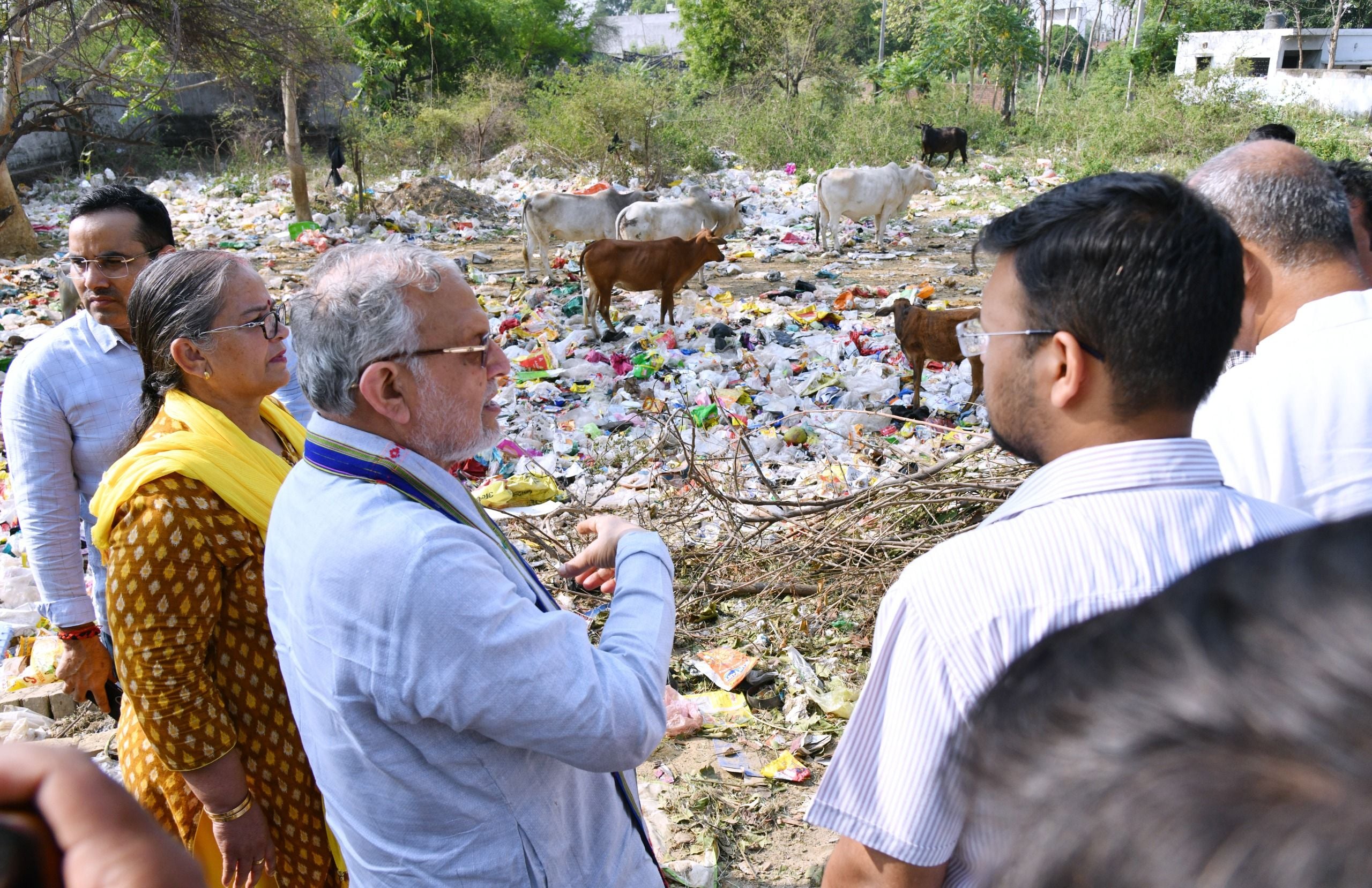 गंदगी पर प्रभामी मंत्री हुए नाराज। गोमतीनगर से हटाया गया अतिक्रमण।
