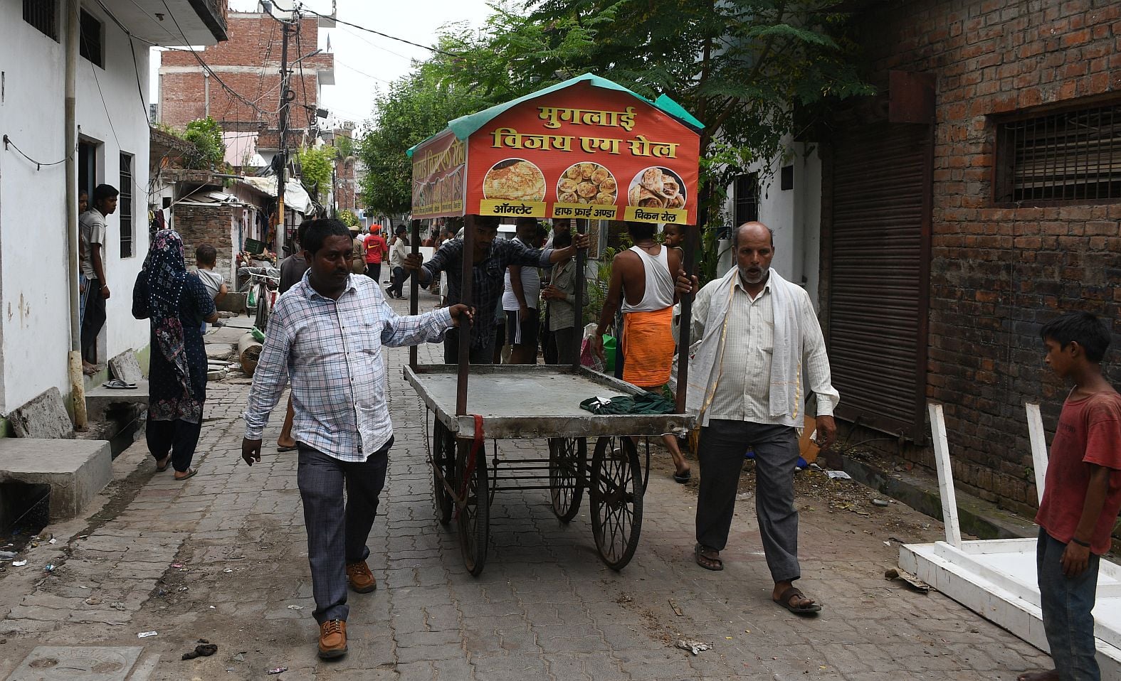 गंदगी पर प्रभामी मंत्री हुए नाराज। गोमतीनगर से हटाया गया अतिक्रमण।