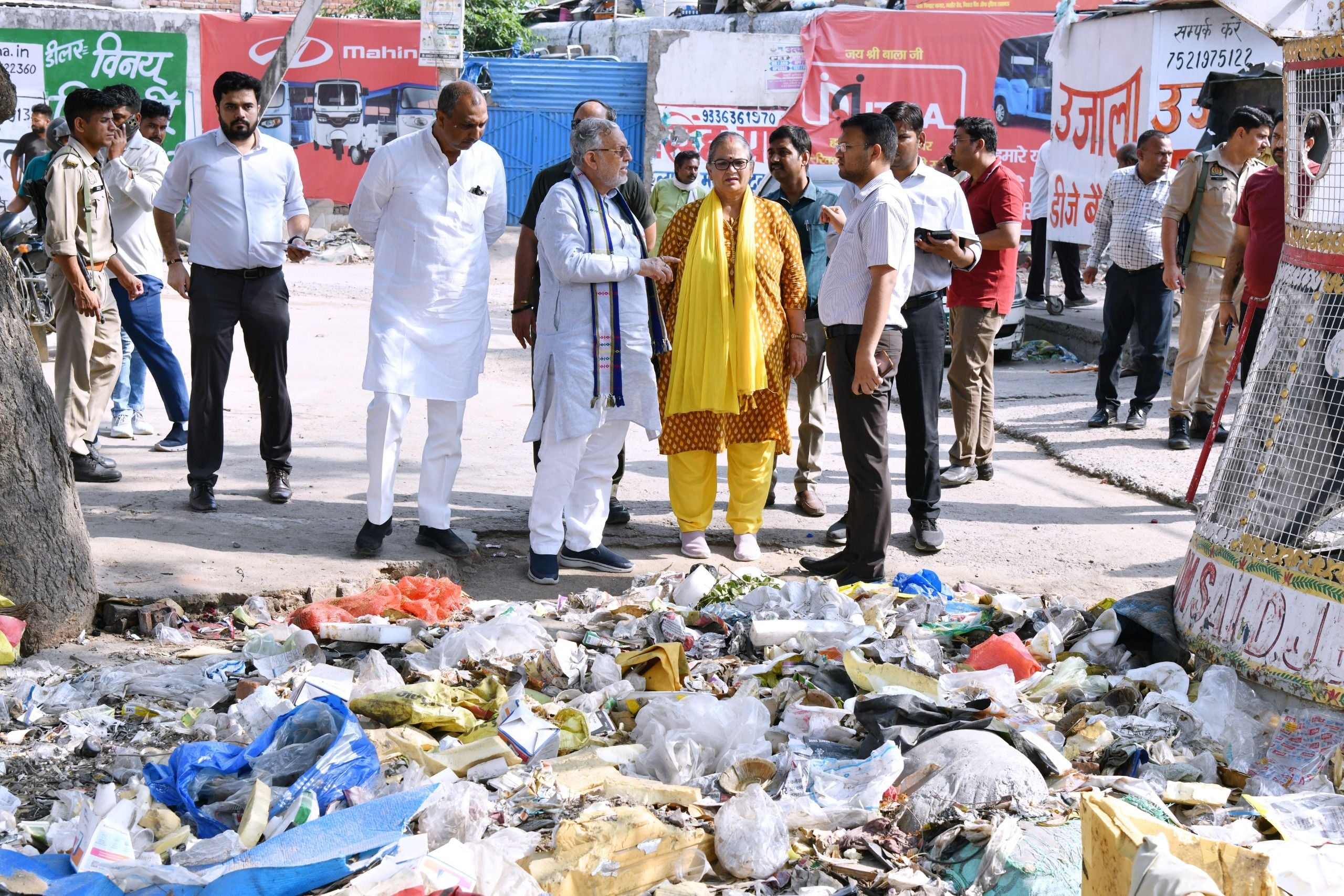 गंदगी पर प्रभामी मंत्री हुए नाराज। गोमतीनगर से हटाया गया अतिक्रमण।