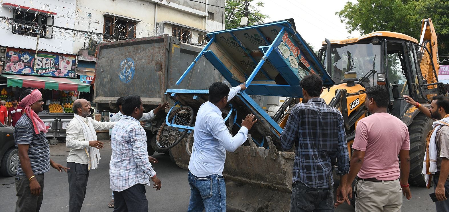 गंदगी पर प्रभामी मंत्री हुए नाराज। गोमतीनगर से हटाया गया अतिक्रमण।