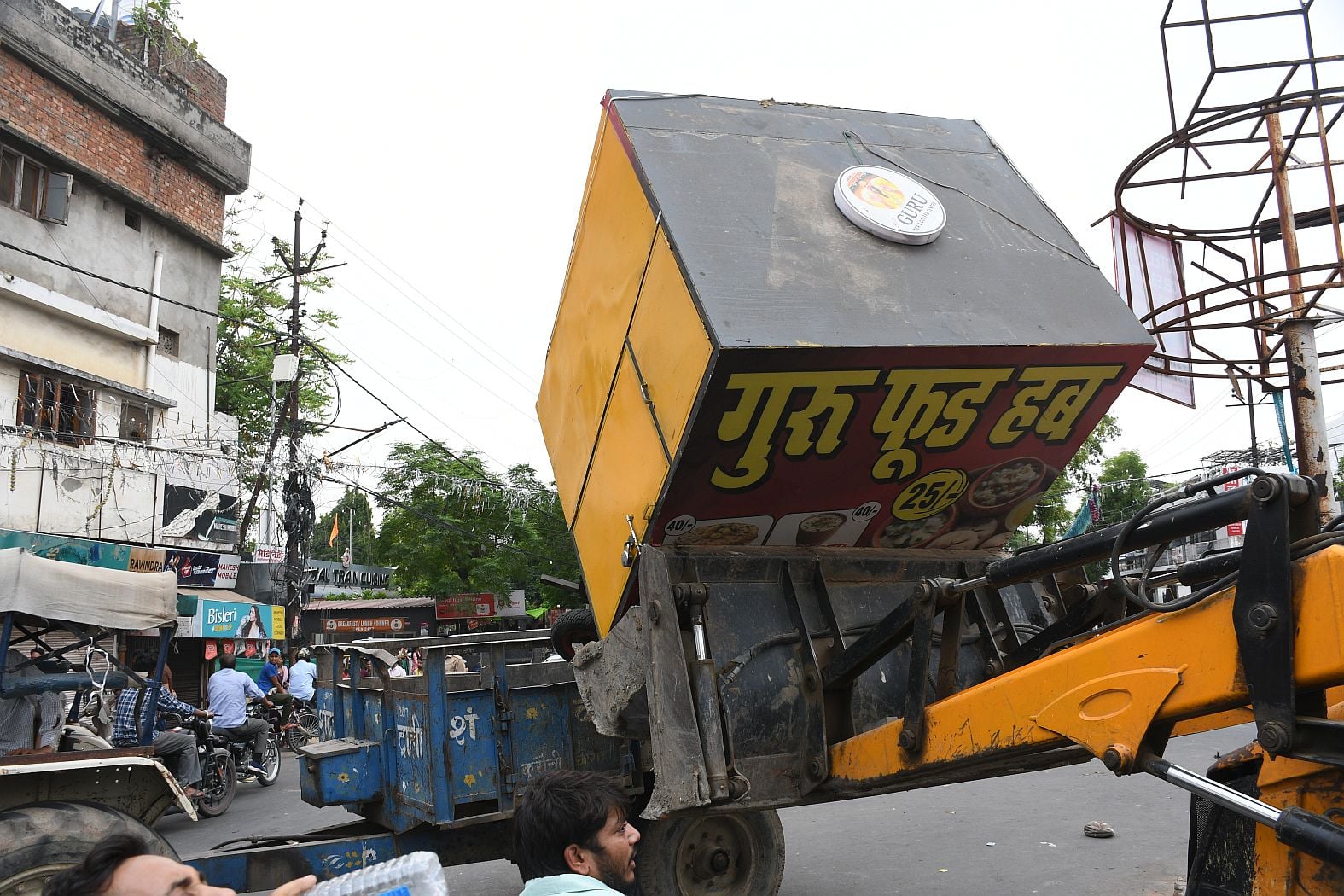 गंदगी पर प्रभामी मंत्री हुए नाराज। गोमतीनगर से हटाया गया अतिक्रमण।