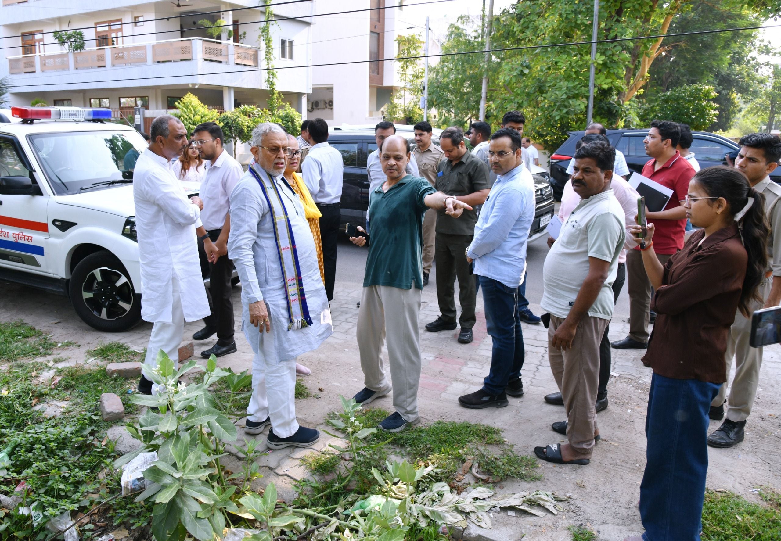 गंदगी पर प्रभामी मंत्री हुए नाराज। गोमतीनगर से हटाया गया अतिक्रमण।