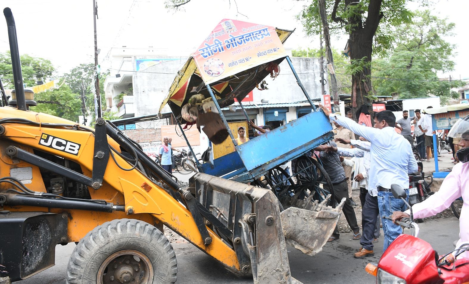 गंदगी पर प्रभामी मंत्री हुए नाराज। गोमतीनगर से हटाया गया अतिक्रमण।