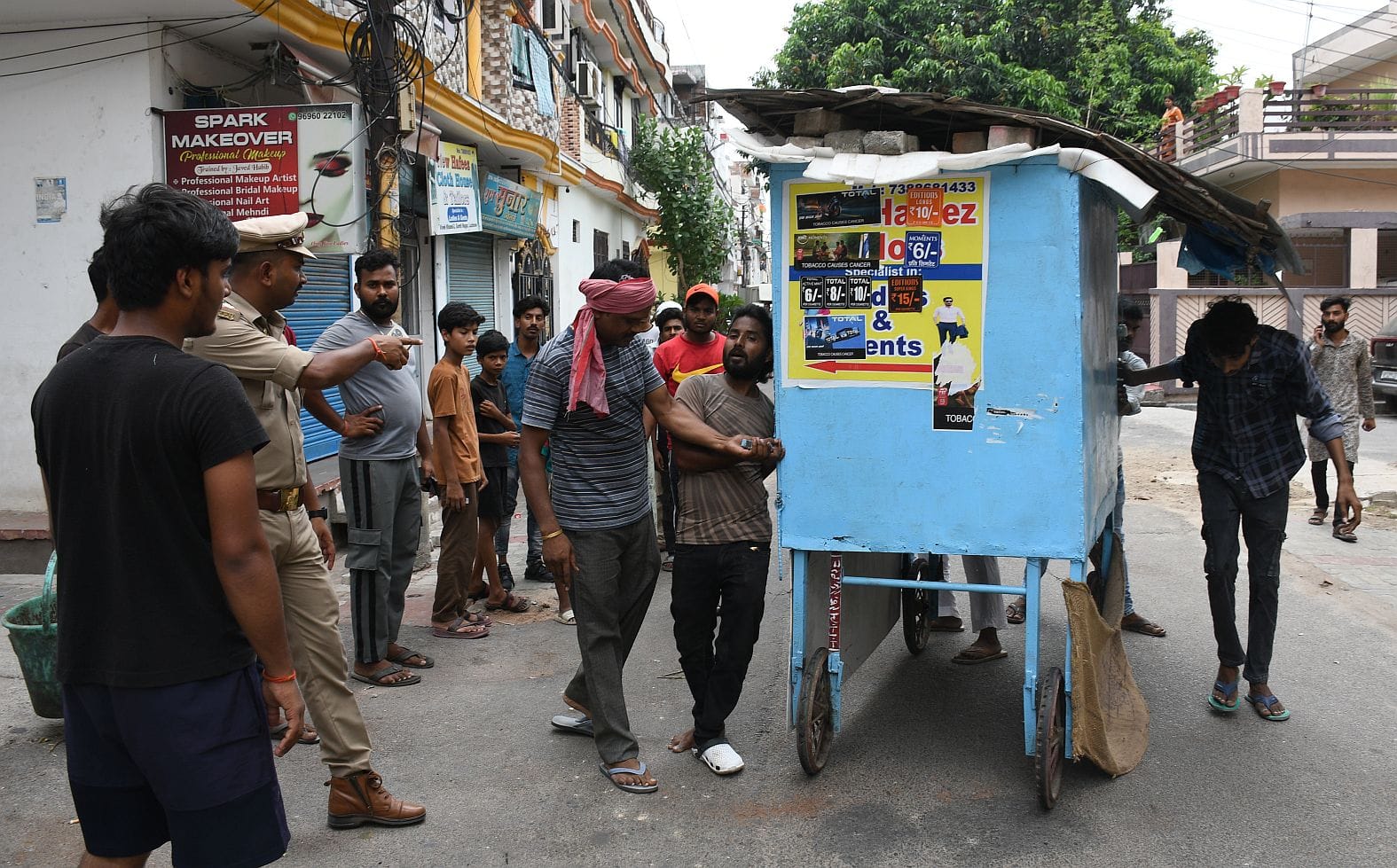 गंदगी पर प्रभामी मंत्री हुए नाराज। गोमतीनगर से हटाया गया अतिक्रमण।