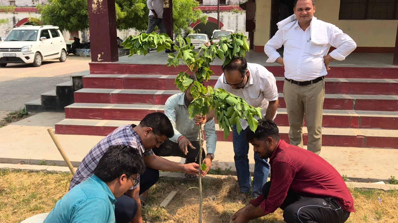 हिंदू पीजी कॉलेज जमानिया के परिसर में पौधरोपण करते एनसीसी के कैडेट्स। संवाद हिंदू पीजी कॉलेज जमानिया के परिसर में पौधरोपण करते एनसीसी के कैडेट्स। संवाद