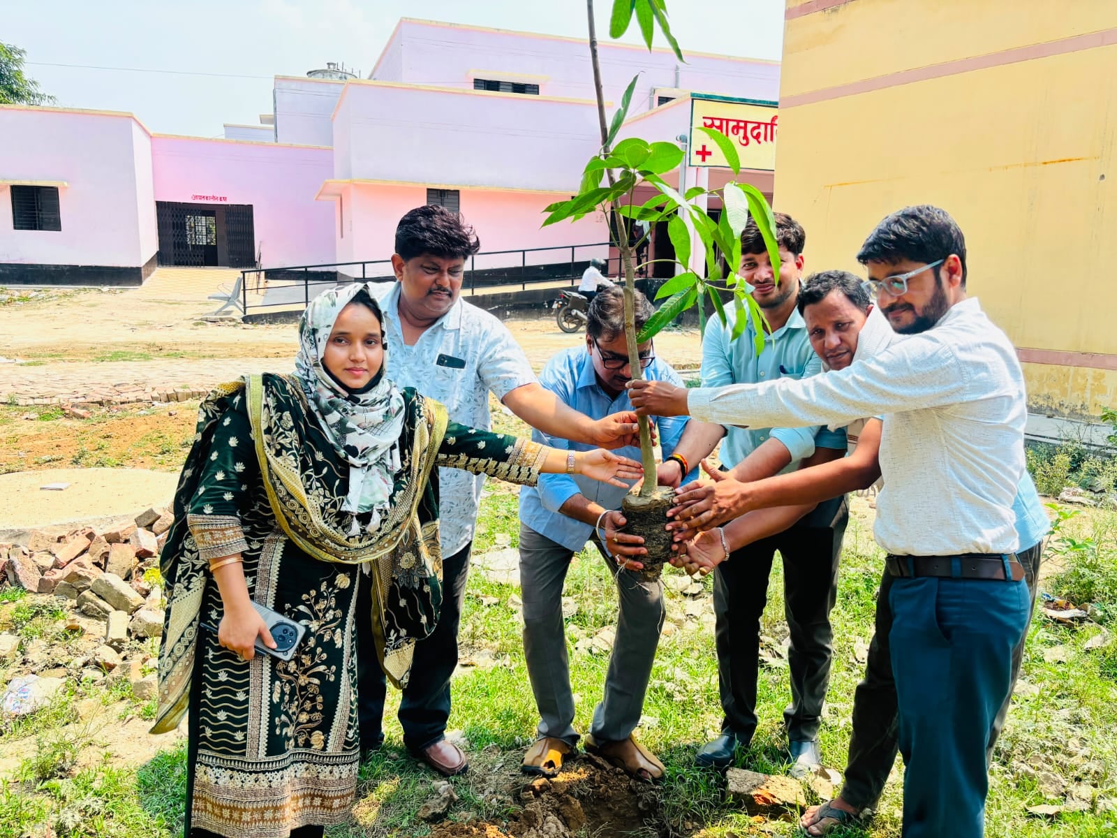 हिंदू पीजी कॉलेज जमानिया के परिसर में पौधरोपण करते एनसीसी के कैडेट्स। संवाद हिंदू पीजी कॉलेज जमानिया के परिसर में पौधरोपण करते एनसीसी के कैडेट्स। संवाद