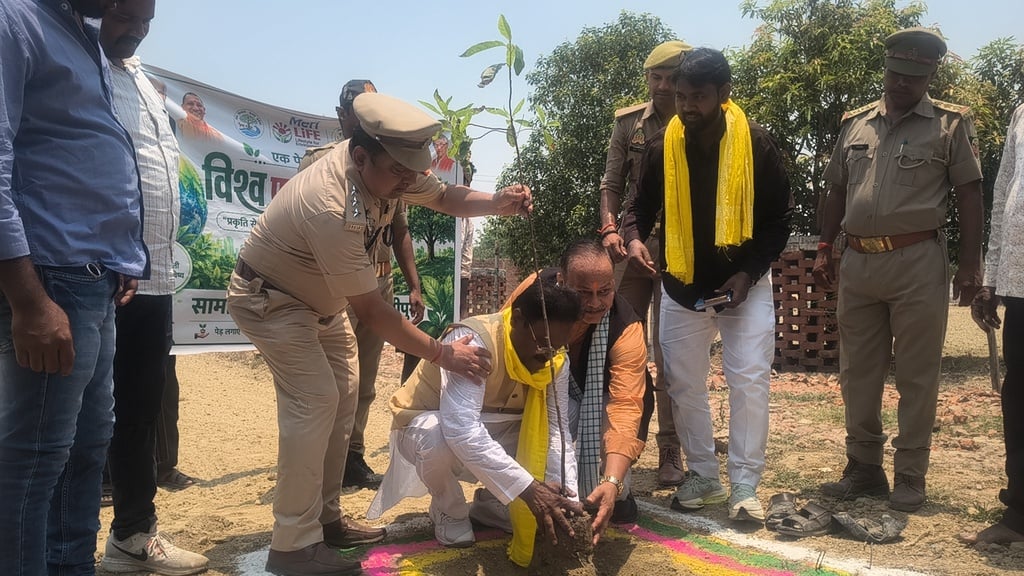 हिंदू पीजी कॉलेज जमानिया के परिसर में पौधरोपण करते एनसीसी के कैडेट्स। संवाद हिंदू पीजी कॉलेज जमानिया के परिसर में पौधरोपण करते एनसीसी के कैडेट्स। संवाद