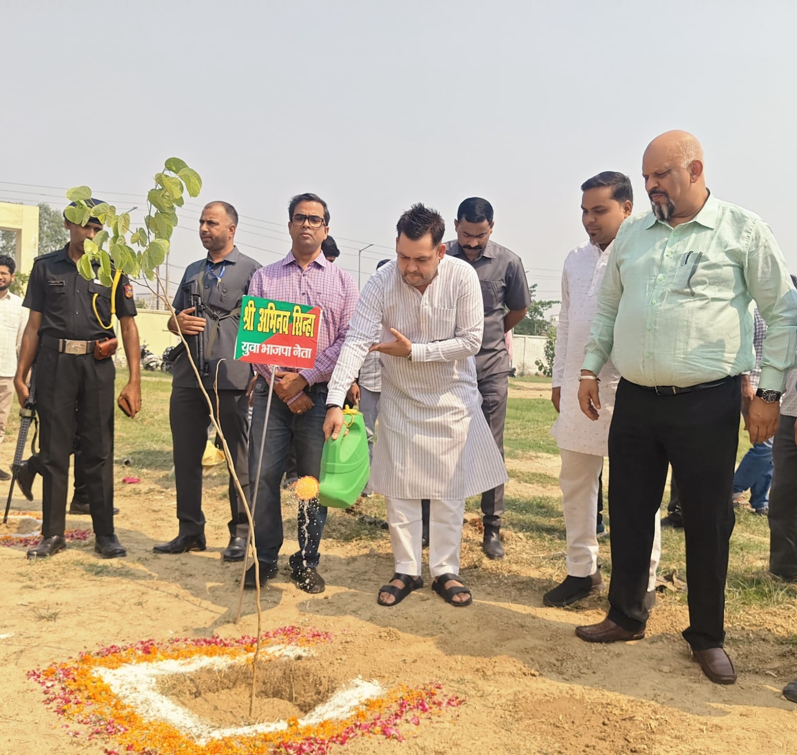 हिंदू पीजी कॉलेज जमानिया के परिसर में पौधरोपण करते एनसीसी के कैडेट्स। संवाद हिंदू पीजी कॉलेज जमानिया के परिसर में पौधरोपण करते एनसीसी के कैडेट्स। संवाद