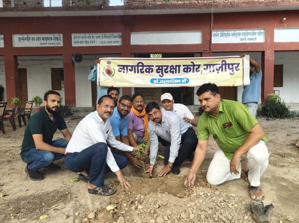 हिंदू पीजी कॉलेज जमानिया के परिसर में पौधरोपण करते एनसीसी के कैडेट्स। संवाद हिंदू पीजी कॉलेज जमानिया के परिसर में पौधरोपण करते एनसीसी के कैडेट्स। संवाद
