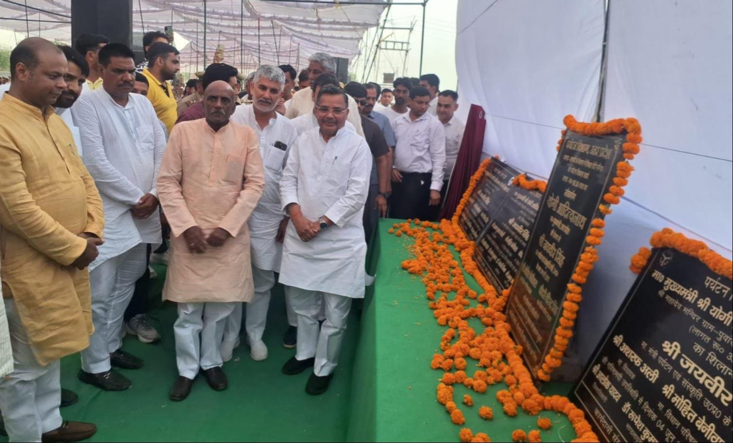 इस्सोपुर टील में जनसभा में मौजूद भाजपा कार्यकर्ता और अन्य। संवाद इस्सोपुर टील में जनसभा में मौजूद भाजपा कार्यकर्ता और अन्य। संवाद