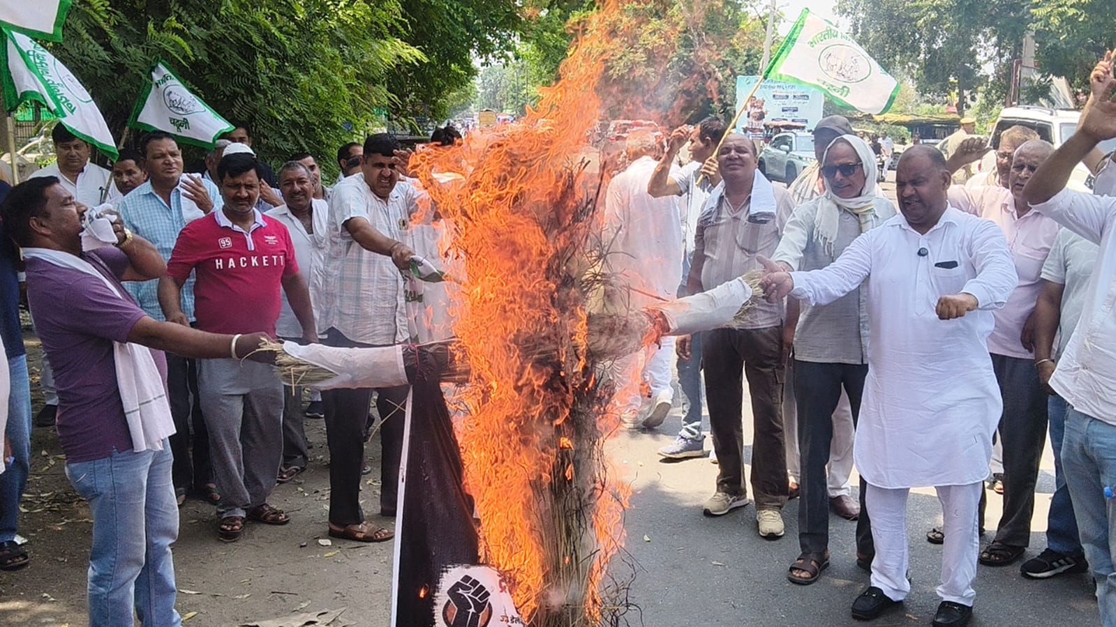 जगाधरी अनाज मंडी में प्रदर्शन कर नारेबाजी करते भाकियू के पदाधिकारी। संवाद