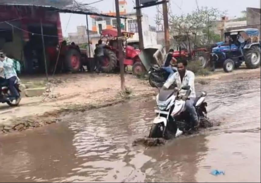 कलेक्ट्रेट स्थित धरना स्थल पर एसडीएम राजकुमार मौर्य को ज्ञापन सौपते भाकियू राष्ट्रीयतावादी के 