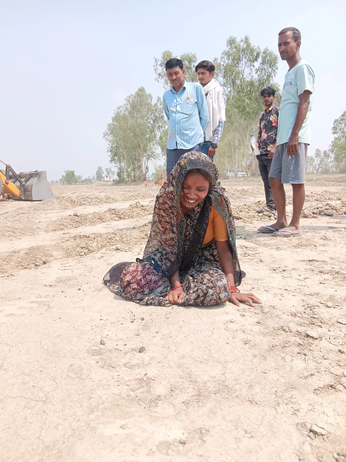 कांट के मानपुर गांव में शव को तलाश करने के लिए खोदाई करती जेसीबी। संवाद कांट के मानपुर गांव में शव को तलाश करने के लिए खोदाई करती जेसीबी। संवाद