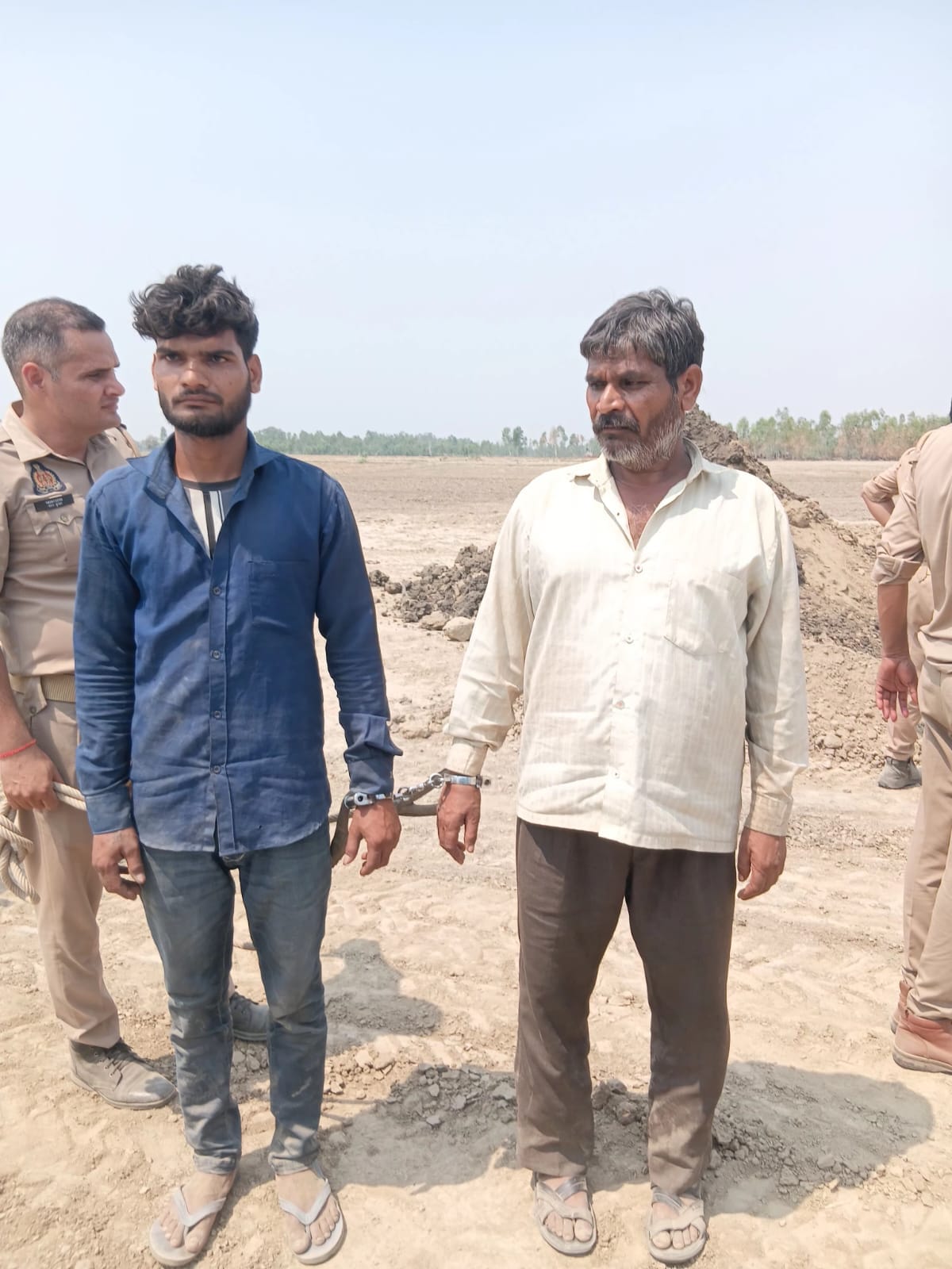 कांट के मानपुर गांव में शव को तलाश करने के लिए खोदाई करती जेसीबी। संवाद कांट के मानपुर गांव में शव को तलाश करने के लिए खोदाई करती जेसीबी। संवाद