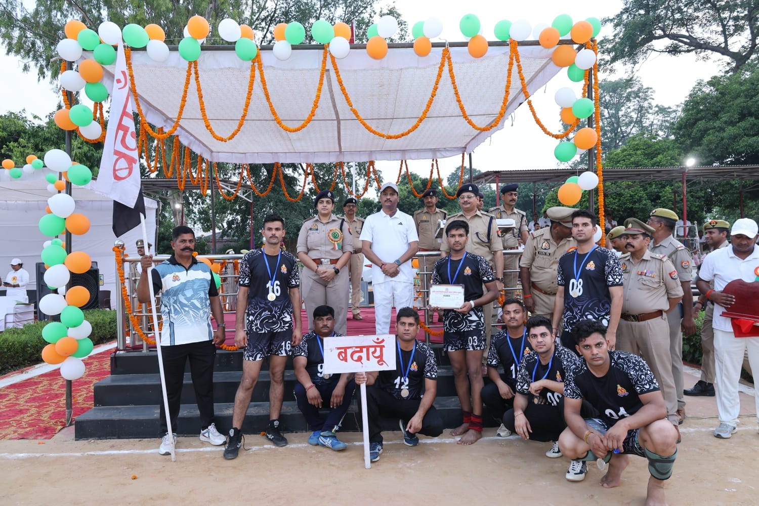 खेल प्रतियोगिता में खिलाड़ियों से परिचय प्राप्त करते डीआईजी अजय साहनी। स्रोत- पुलिस खेल प्रतियोगिता में खिलाड़ियों से परिचय प्राप्त करते डीआईजी अजय साहनी। स्रोत- पुलिस