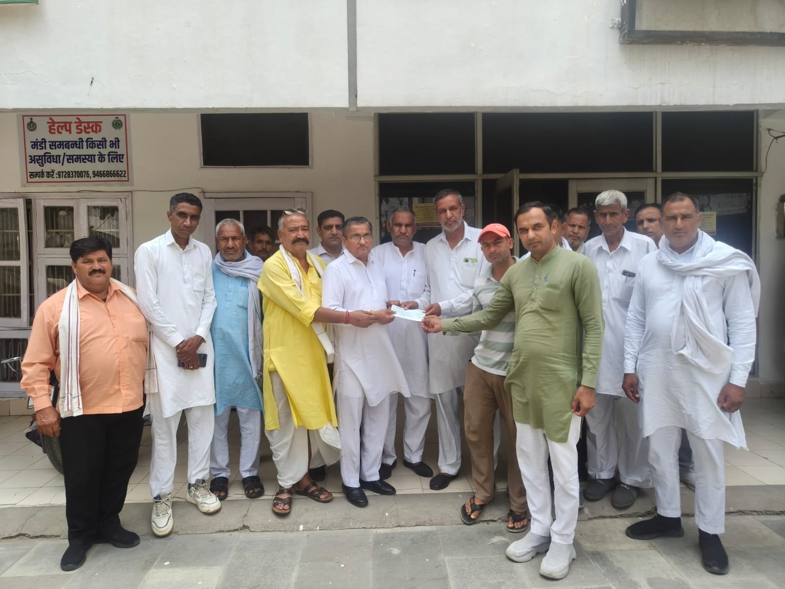खेतीहर मजदूर सुरक्षा योजना के तहत चेक वितरित करते कर्मचारी। संस्था खेतीहर मजदूर सुरक्षा योजना के तहत चेक वितरित करते कर्मचारी। संस्था