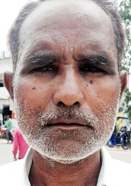 खुटार में इफको केंद्र पर लगी किसानों की भीड़। संवाद