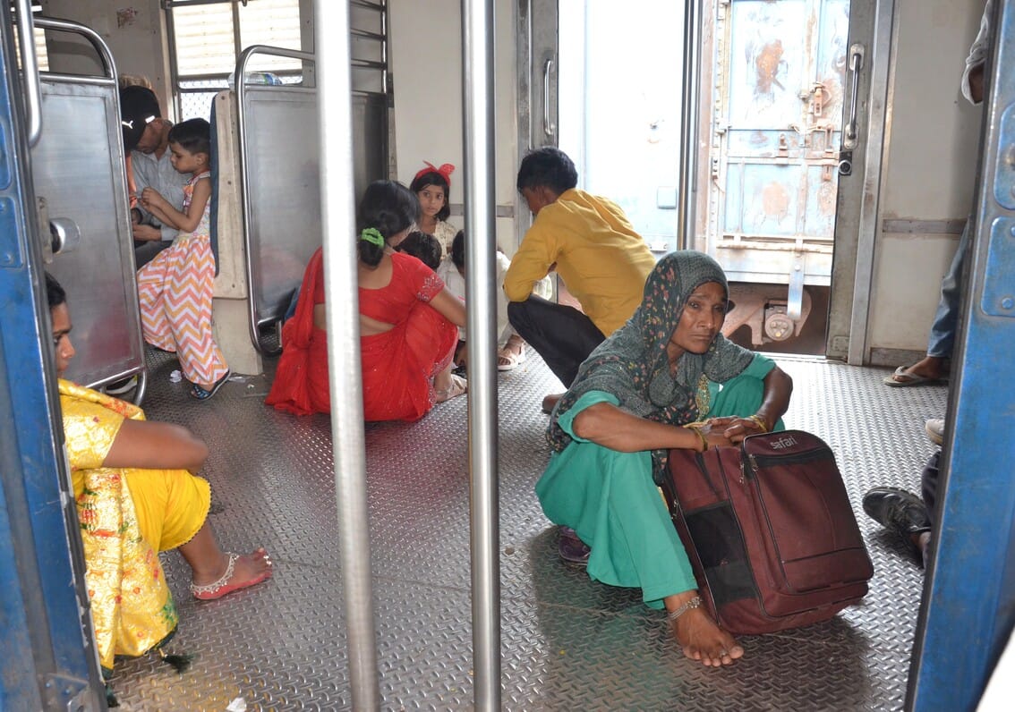 महिला कोच में यात्रा करते पुरुष। 