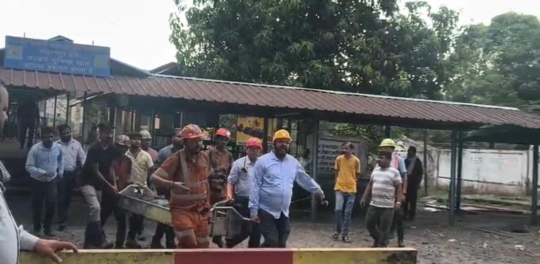 मौके पर मौजूद रेस्क्यू टीम।