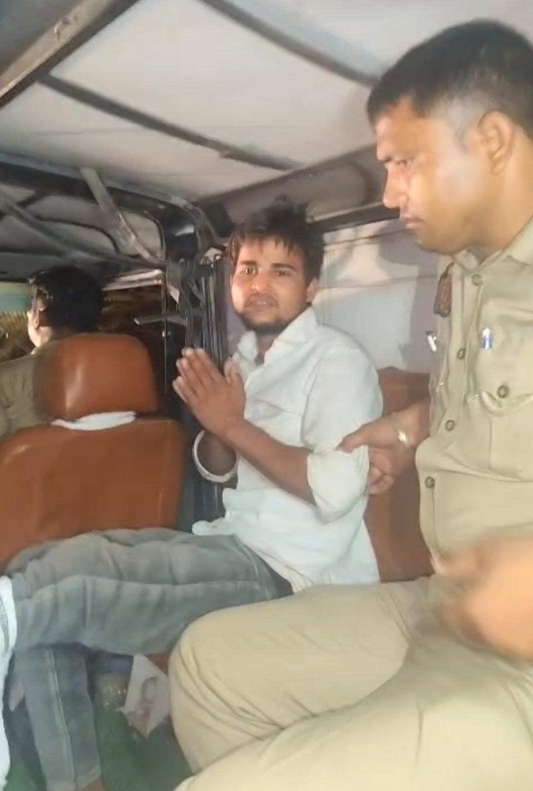 मुठभेड़ के घायल आरोपी को ले जाती पुलिस। मुठभेड़ के घायल आरोपी को ले जाती पुलिस।