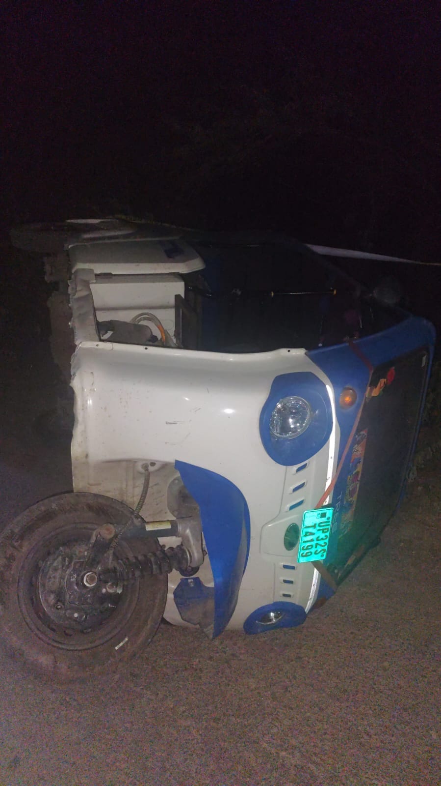 मुठभेड़ के घायल आरोपी को ले जाती पुलिस। मुठभेड़ के घायल आरोपी को ले जाती पुलिस।