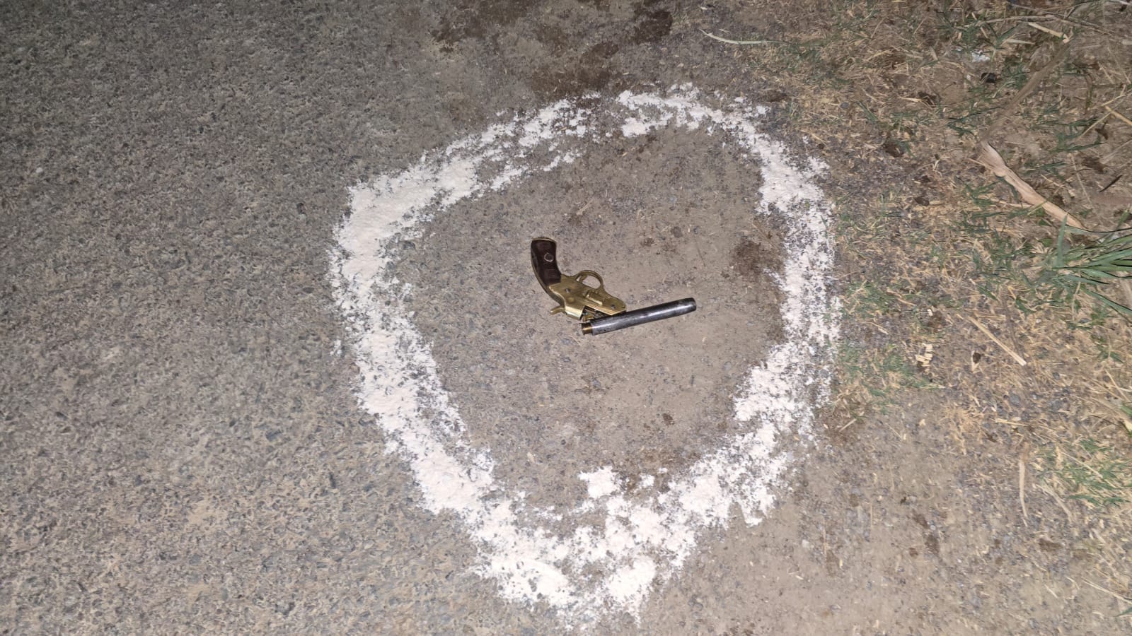 मुठभेड़ के घायल आरोपी को ले जाती पुलिस। मुठभेड़ के घायल आरोपी को ले जाती पुलिस।