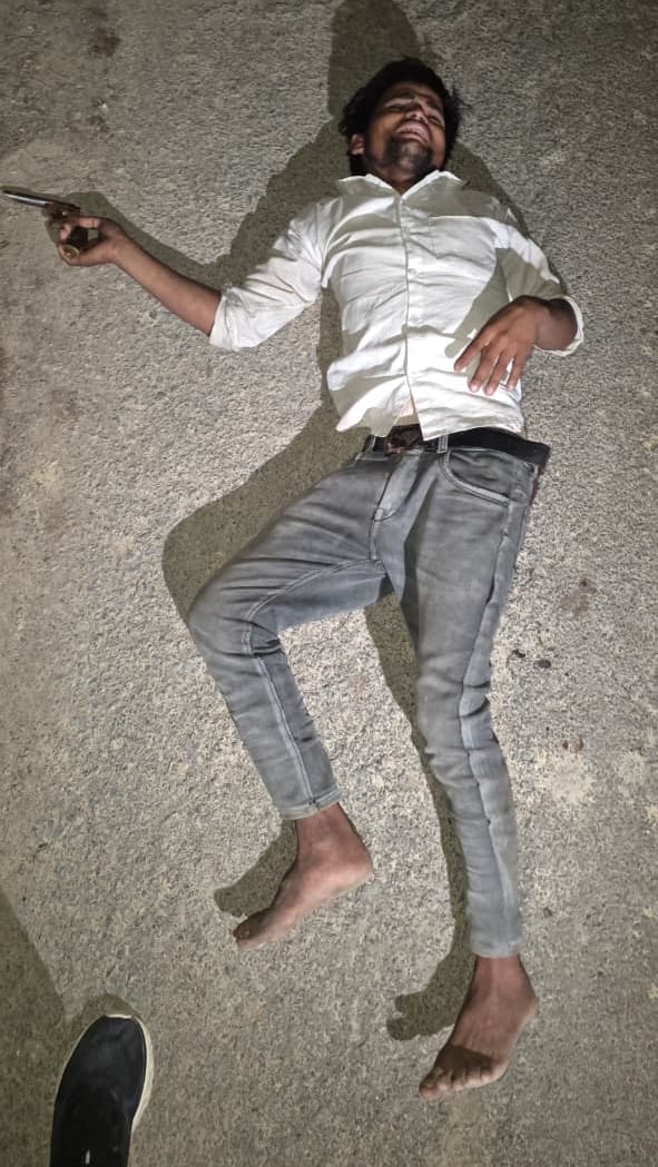मुठभेड़ के घायल आरोपी को ले जाती पुलिस। मुठभेड़ के घायल आरोपी को ले जाती पुलिस।