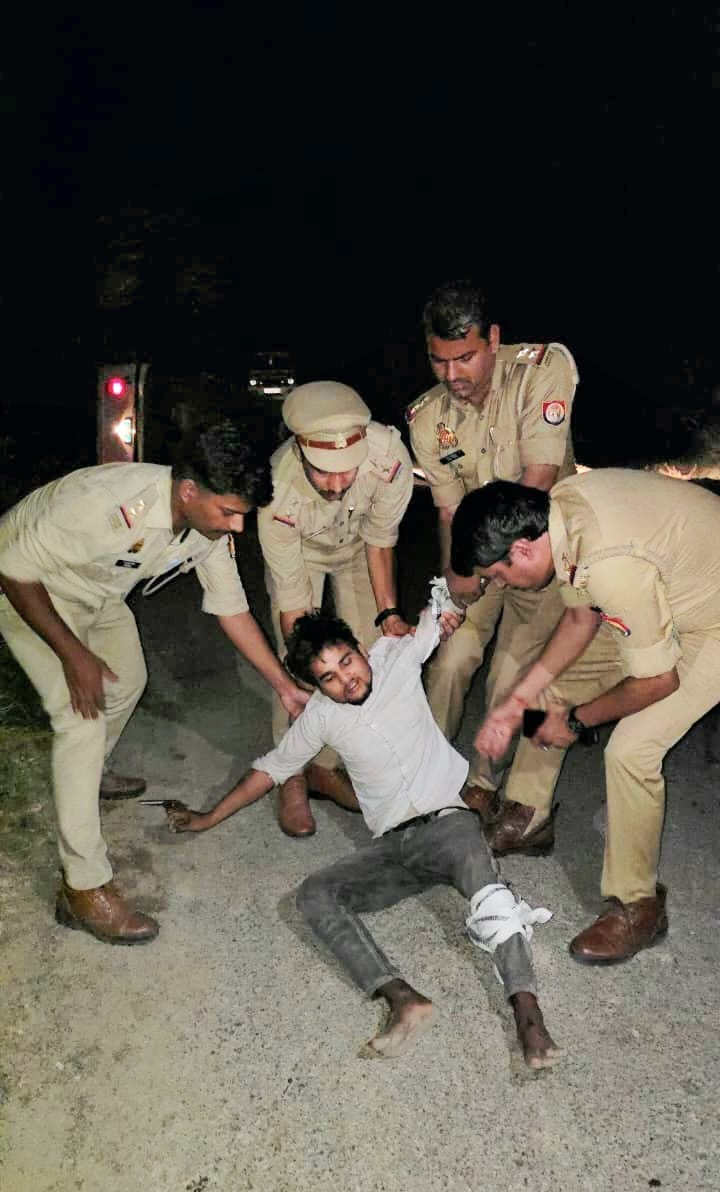मुठभेड़ के घायल आरोपी को ले जाती पुलिस। मुठभेड़ के घायल आरोपी को ले जाती पुलिस।