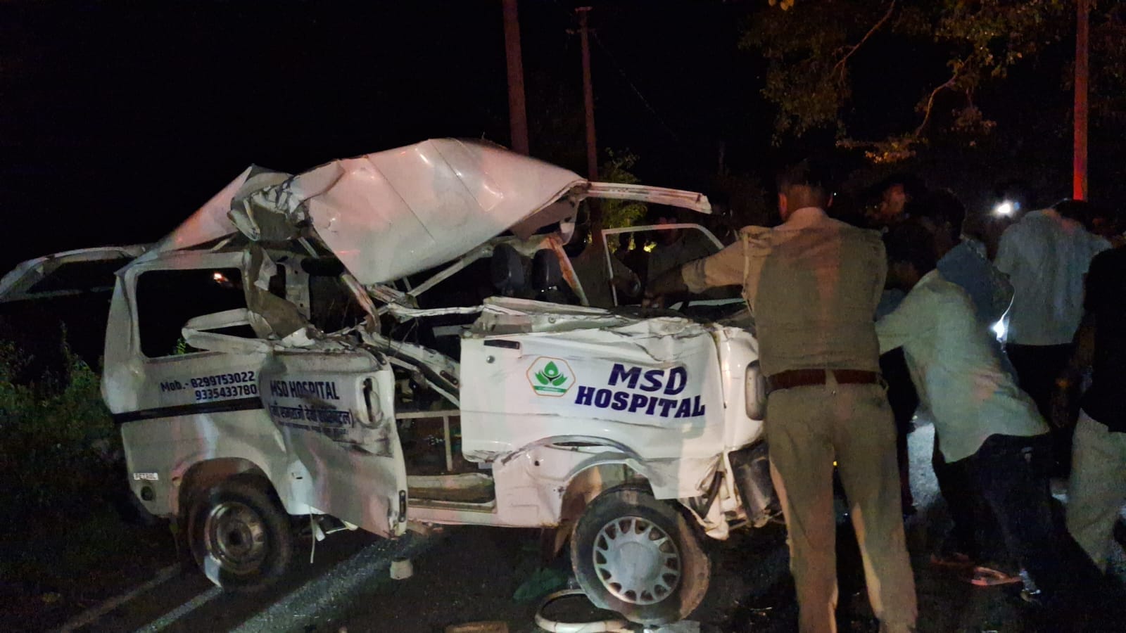 मधुबन रमऊपुर में एंबुलेंस को टक्कर मारने के बाद घर मे घुसा ट्रेक्टर ट्राली। संवाद मधुबन रमऊपुर में एंबुलेंस को टक्कर मारने के बाद घर मे घुसा ट्रेक्टर ट्राली। संवाद