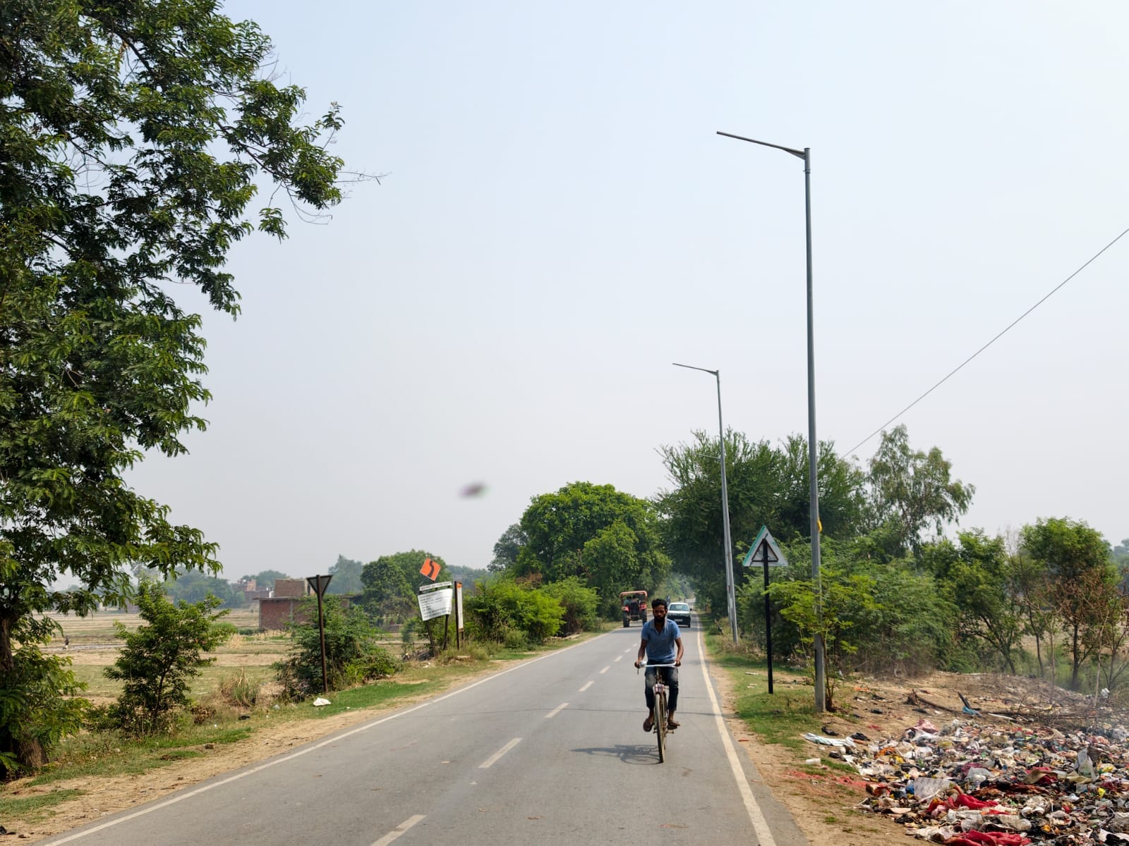 नगर के भीटी में गिरा स्ट्रीट लाइट खंभा।संवाद