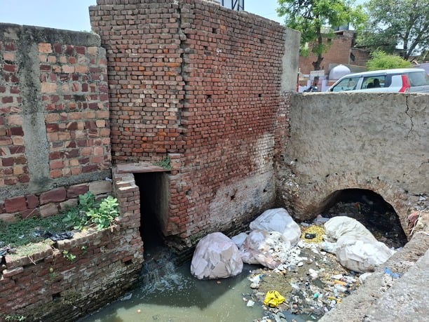 नालों पर अवैध निर्माण नालों पर अवैध निर्माण