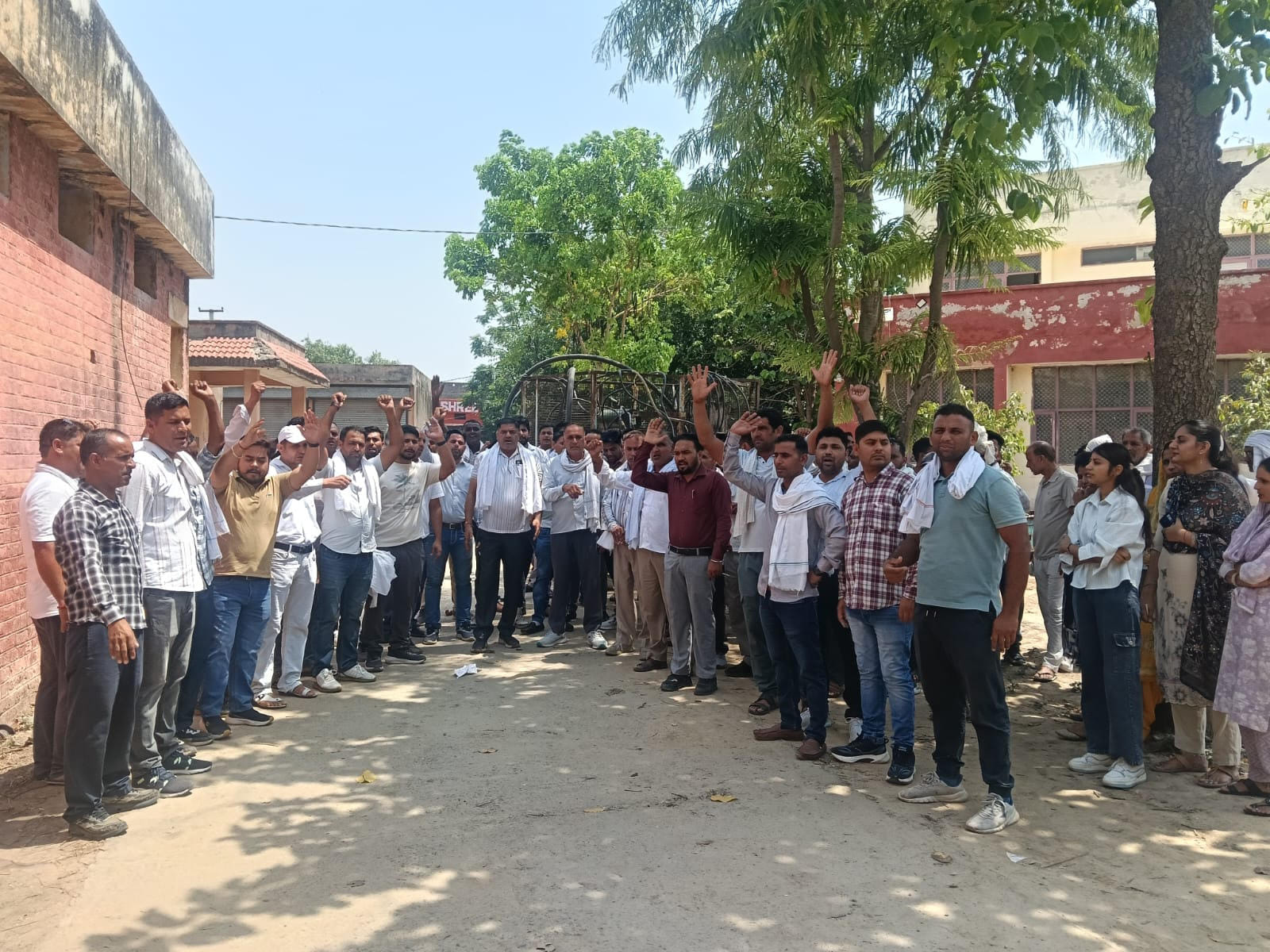 नाराज़गी जताते निगम कर्मचारी