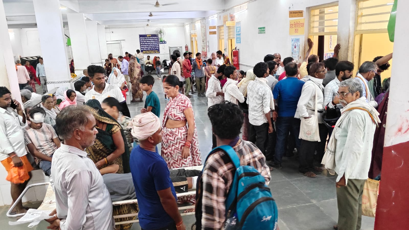 ओपीडी में मरीज को देखते डॉ. एके सिंह। स्रोत: डॉक्टर