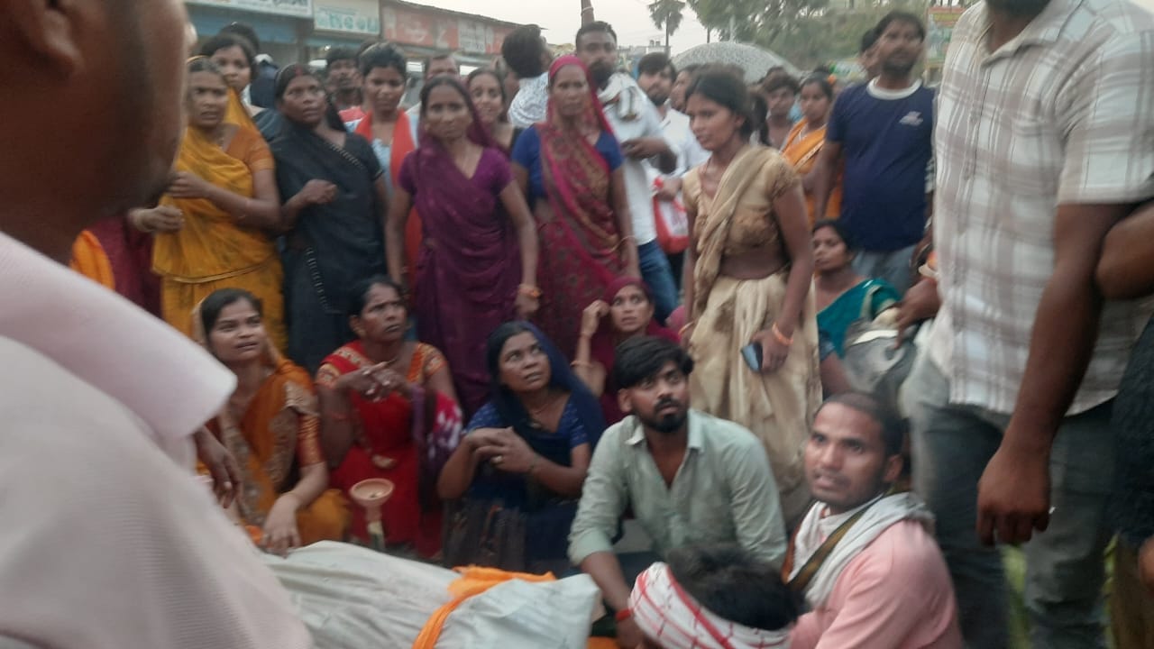 पोस्टमार्टम हाउस के पास परिजनों के साथ  मौजूद मृतक कमलेश चौधरी के बड़े भाई संजय बिंद। संवाद