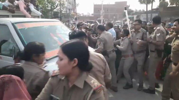 पोस्टमार्टम हाउस के पास परिजनों के साथ  मौजूद मृतक कमलेश चौधरी के बड़े भाई संजय बिंद। संवाद