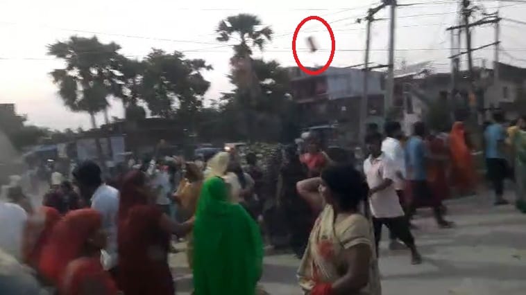 पोस्टमार्टम हाउस के पास परिजनों के साथ  मौजूद मृतक कमलेश चौधरी के बड़े भाई संजय बिंद। संवाद