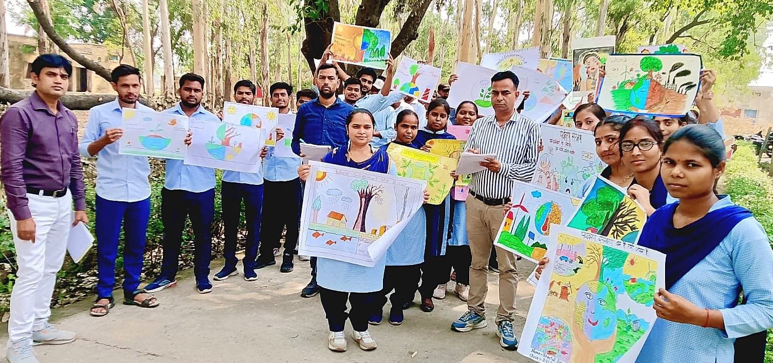 पुवायां के स्वामी विवेकानंद महाविद्यालय में पौध रोपित करते विधायक और चेयरमैन। स्रोत : कॉलेज प्र