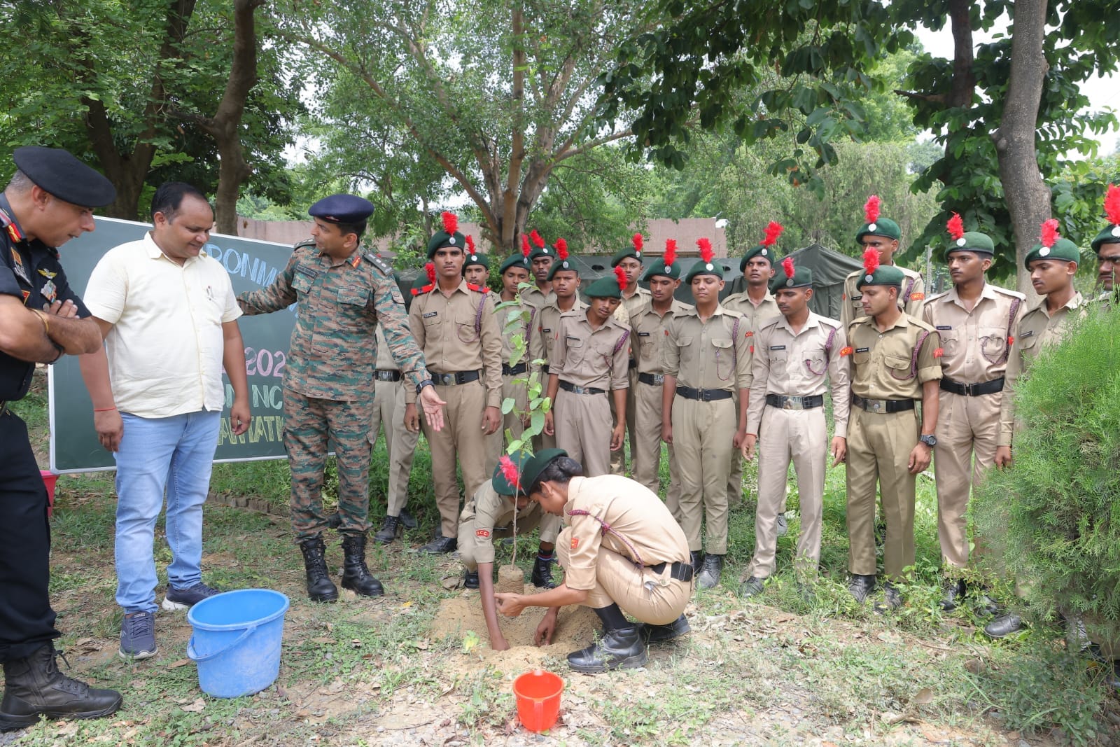 पुवायां के स्वामी विवेकानंद महाविद्यालय में पौध रोपित करते विधायक और चेयरमैन। स्रोत : कॉलेज प्र